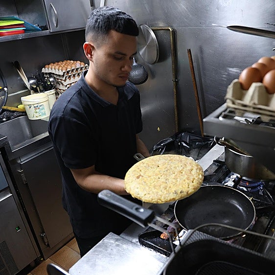 Las cocinas en las que se consumen 3.000 huevos al día para hacer tortilla: «Nos ha subido 50 céntimos la docena. Estamos asustados»