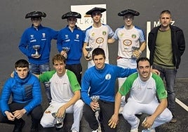 Zubizarreta eta Garmendia (Zutik, txuriz, txapelarekin).