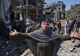 Una mujer palestina lamenta los destrozos ocasionados en Gaza por los bombardeos israelíes.
