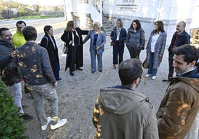 Imagen de un corrillo en los jardines del palacio donostiarra.