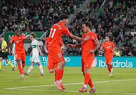 Jon Martín felicita a Oyarzabal por su gol al Elche en la última jornada liguera.