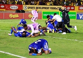 La selección de Curaçao, celebrando la clasificación para el Mundial de 2026 en el partido disputado anoche en Jamaica.