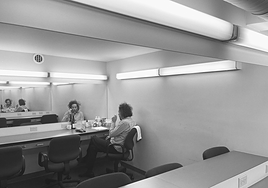 Imagen promocional de Destroyer con su líder Dan Bejar, momentos antes de una de sus actuaciones en el camerino.