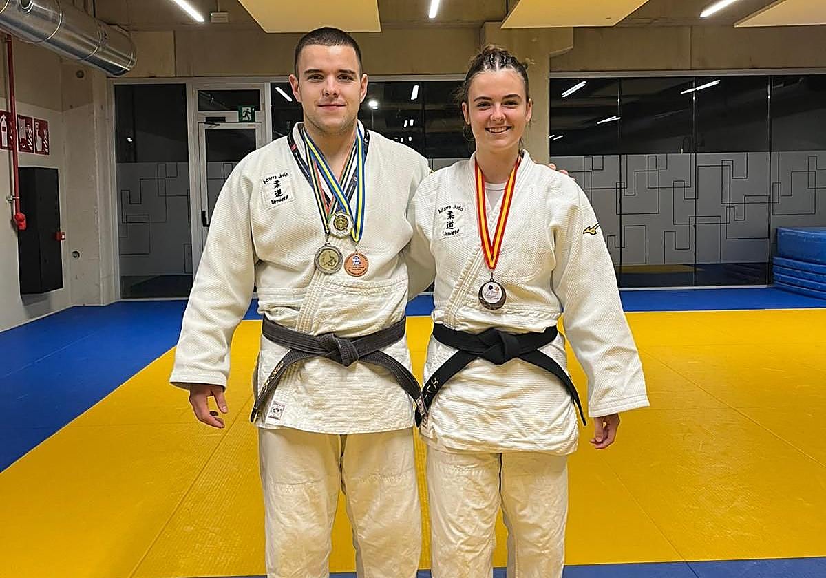 Borja Seco y Elene Lizarribar con sus últimas medallas.