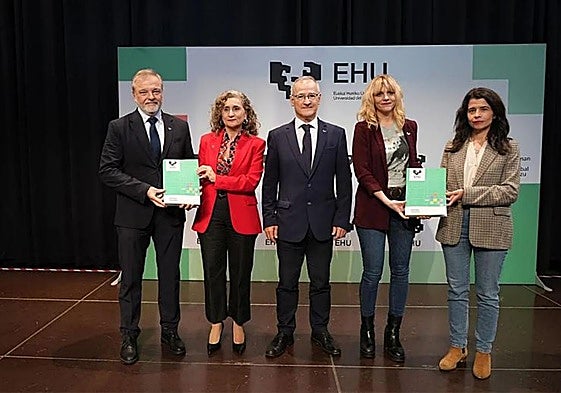 Bengoetxea, junto con las vicerrectoras de los tres campus y el gerente de la UPV/EHU.