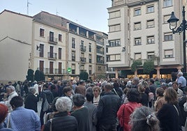 Imagen de la concentración de hace un mes en Zarautz tras el crimen machista de una mujer.