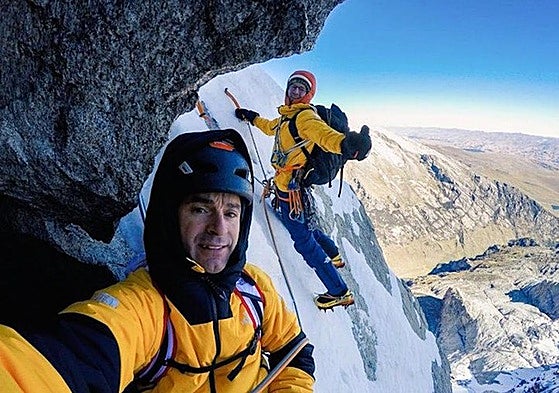Los hermanos Pou, durante su campaña de escalada en las montañas de Perú.