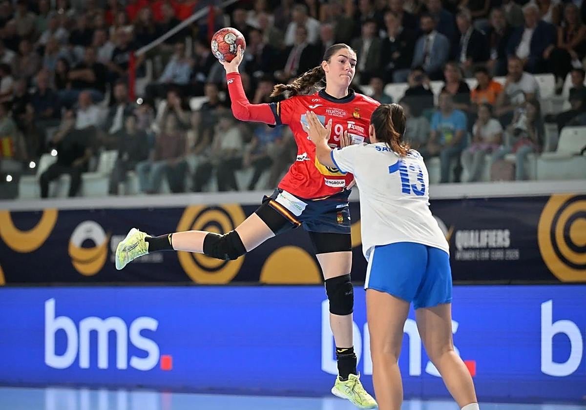 Estes Somaza, jugadora del Bera Bera, lanza a portería con las Guerreras.