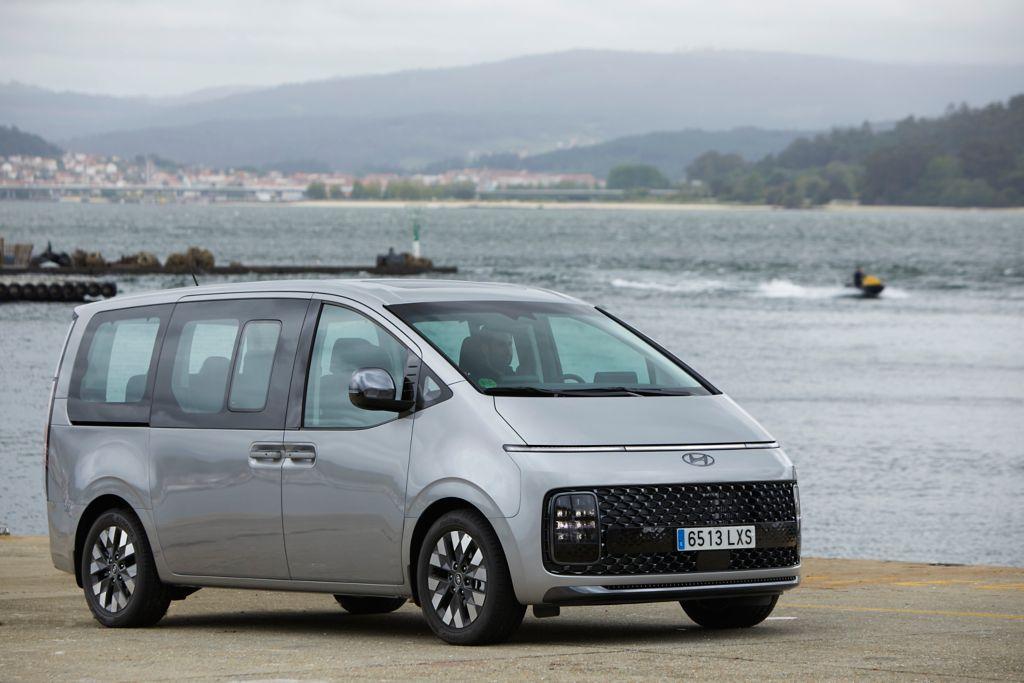 Sin duda resalta por su estética distintiva, con líneas depuradas, y una imagen que enfatiza la amplitud y modernidad.