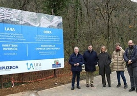 Autoridades autonómicas, forales y locales durante la visita a uno de los tramos aún pendientes.