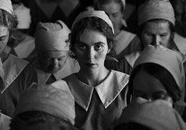 Fotograma de la película en blanco y negro 'La chica de la aguja', protagonizada por Vic Carmen Sonne.