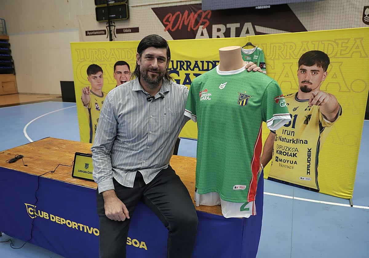 Gurutz Aginagalde posa con la camiseta especial que vestirá el Bidasoa en dos partidos.