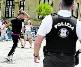 Un joven realiza un gesto despectivo a un guardia municipal.
