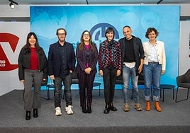 Marina Aranzabal, Carlos Magro, Begoña Pedrosa, Cristina Etxeandia, Jordi Bernabéu y Jaione Bikuña posan en DV Gunea.