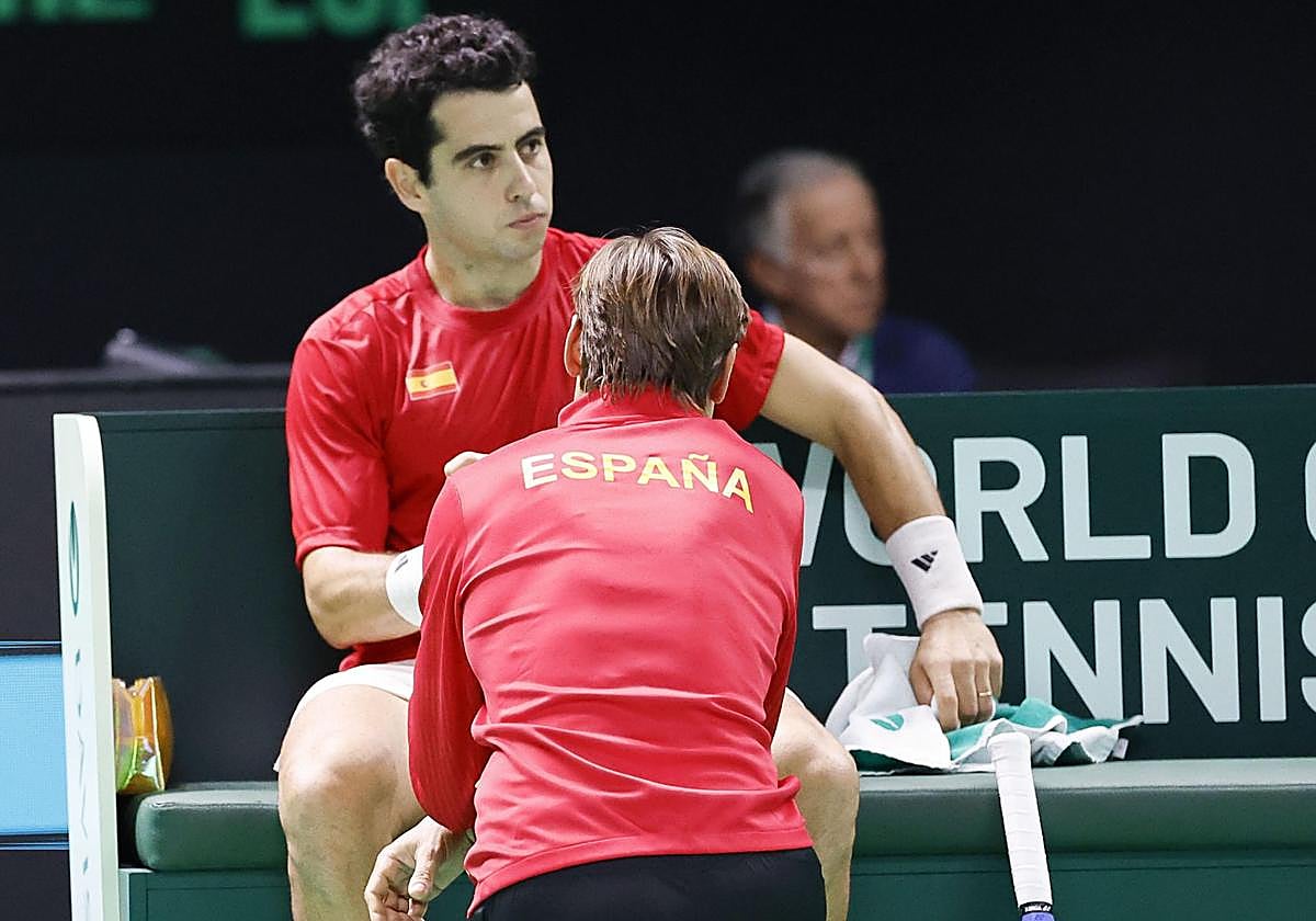 David Ferrer, seleccionador español, da órdenes a Jaume Munar.