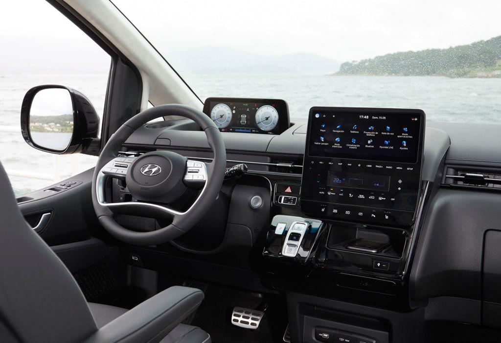 Los elementos de alta tecnología de la cabina se centran en torno a la pantalla central de 10,25», compatible con los servicios de Apple CarPlay™ y Android Auto™.