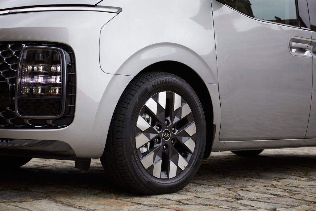 Las llantas de 18 pulgadas, de serie en todos los acabados, incluyen patrones y gráficos en forma de diamante, lo que acentúa el aspecto premium y moderno del modelo.