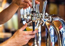 Detenido por colarse de noche en unas instalaciones deportivas y dejar abierto un grifo de cerveza que vació 450 litros