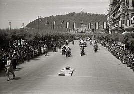 Franco en su coche oficial, rodeado del equipo de seguridad, en su visita de 1952.