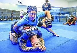 Aviguey Parra, 'a besta do norte', en un entrenamiento con el equipo Gaman, después de terminar el trabajo en el hospital de Tolosa.