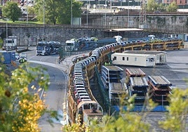 Transporte de vehículos en el Puerto de Pasaia.
