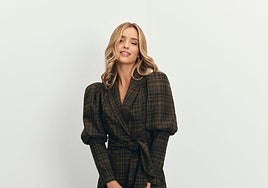 Los trajes de cuadros con mangas abullonadas han llegado para quedarse.