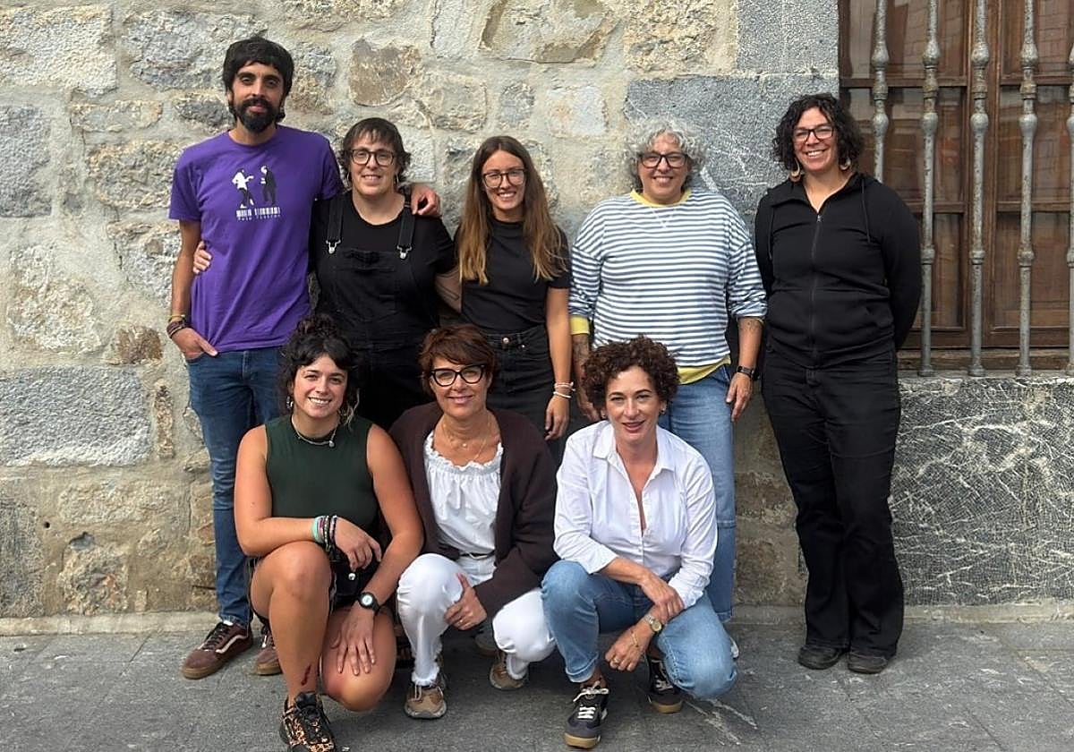 Representantes municipales y de Kalexka elkartea posan en el exterior de la Casa de Cultura de Elgoibar.