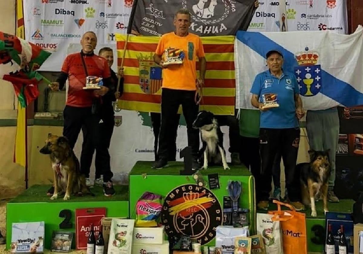 Mateos y But, a la izquierda, en el podio de Oviedo.