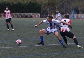 Jugadores del 'Haundi' y del Mutriku pugnan por un balón en Mintxeta.