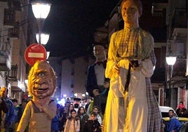 Pello eta Nikolasa buruhandien taldea eta musikariak gaur kalejiran.