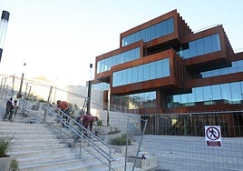 Tres obreros pican las nuevas escaleras de acceso a Manteo, que siguen cerradas por una «ejecución incorrecta».