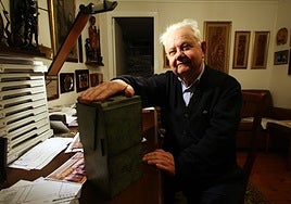 Agustín Ugarte, en una imagen de 2009, en su domicilio y con el premio al voluntariado.