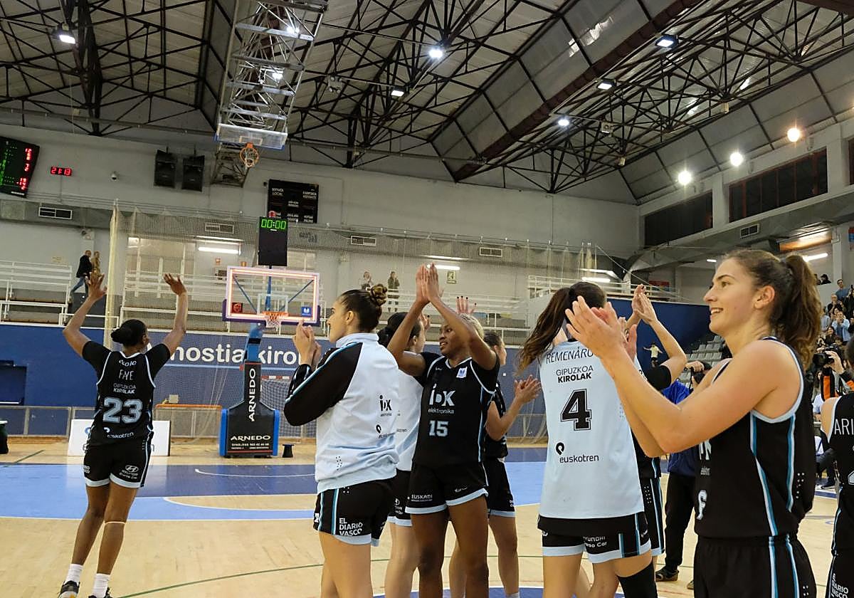 Las jugadoras del IDK agradecen el apoyo del Gasca.