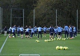 Piña de los jugadores en el entrenamiento de ayer.