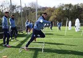 Barrenetxea supera un obstáculo bajo las miradas de Turrientes y Zakharyan, esta mañana en Zubieta.