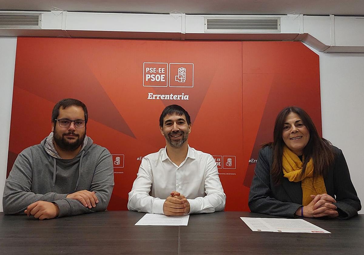 Iñaki Ruiz, Isaac Palencia y Amudena de la Torre en la sede del PSE-EE en Errenteria