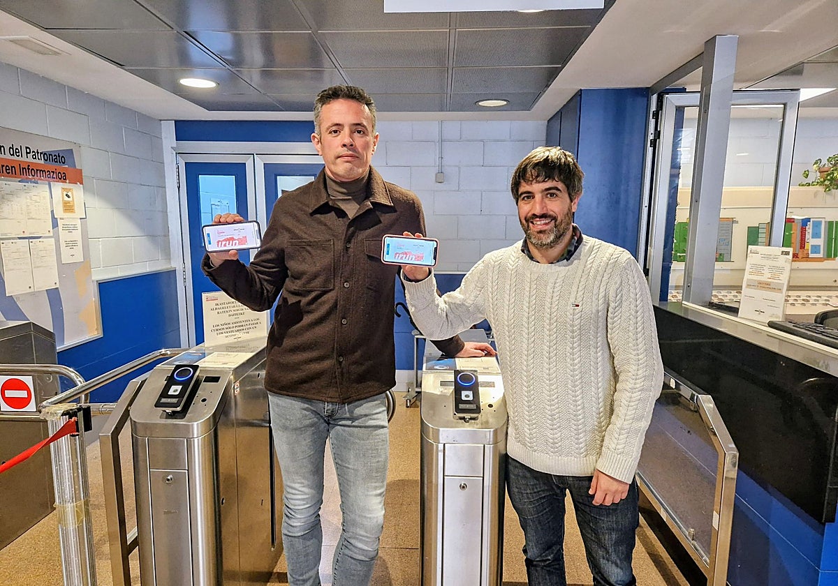 Jon Ugarte y Borja Olazabal con su tarjeta de entrada al polideportivo integrada en la app Nik.
