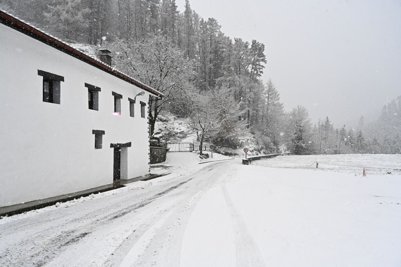 La nieve caída ha dejado un manto en la carretera entre Tolosa y Bidania