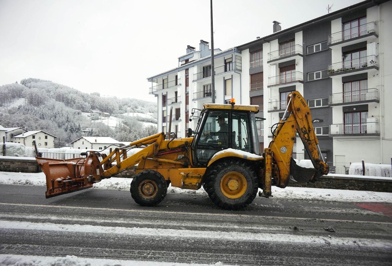 Quitanieves trabajando en Berastegi, 