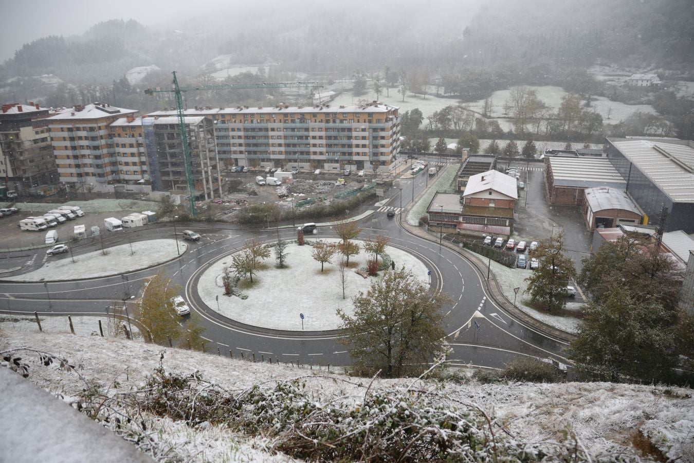 Vista de la rotonda de entrada a Lazkaomendi. 