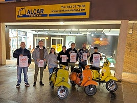 Responsables municipales con miembros de Soocter Club Euskadi en el exterior de Ventanas Alcar.