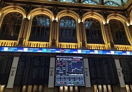 Una pantalla muestra la evolución del IBEX 35 en el parqué madrileño.