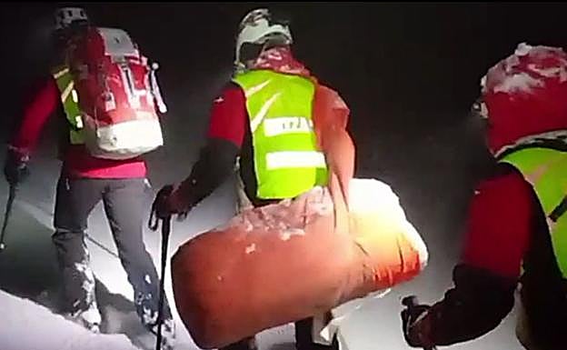 Miembros del equipo de búsqueda esta pasada noche.