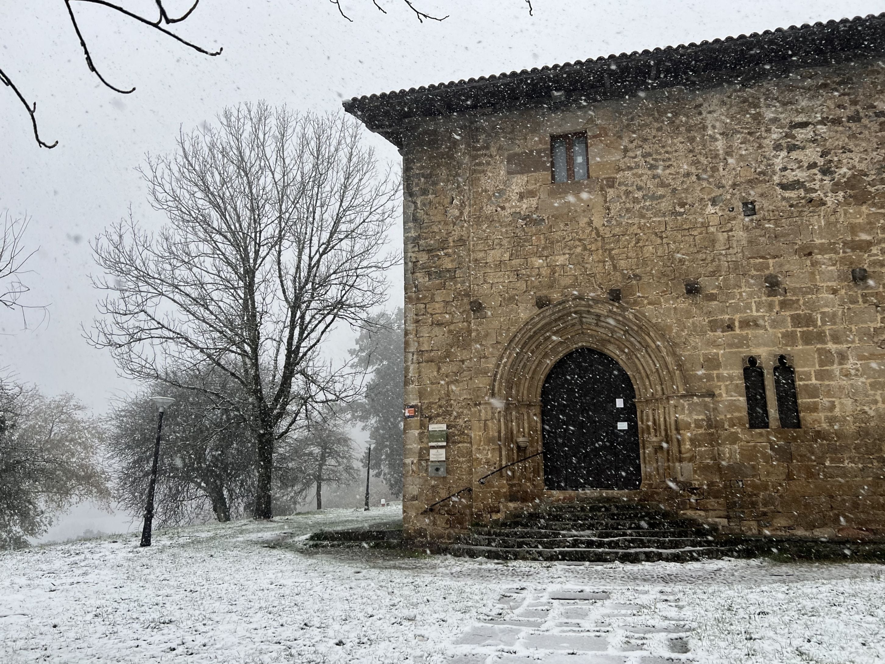 La ermita de la Antigua, bajo los primeros copos del temporal