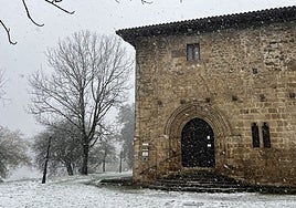 La ermita de la Antigua, bajo los primeros copos del temporal