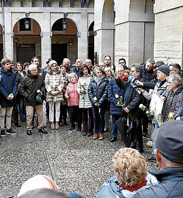 Un instante del homenaje a Lluch en la plaza de la Constitución de Donostia.