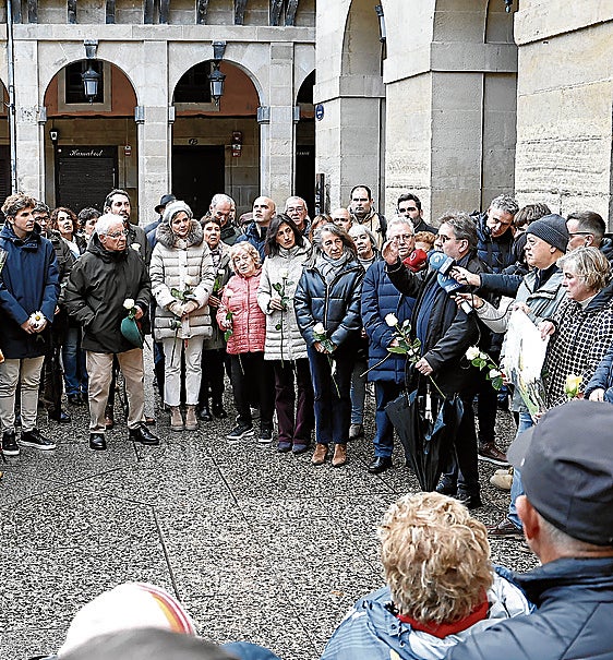 Un instante del homenaje a Lluch en la plaza de la Constitución de Donostia.