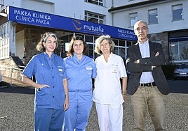 Mikele Onandia, Maider Añorga y Maite Zulaika, que trabajan en el Hospital de Pakea, en San Sebastián, junto a Nacho Lekunberri, director gerente de Mutualia.