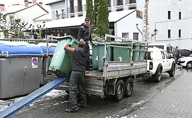 Trabajadores del Ayuntamiento de Berastegi completan sus labores en el municipio.