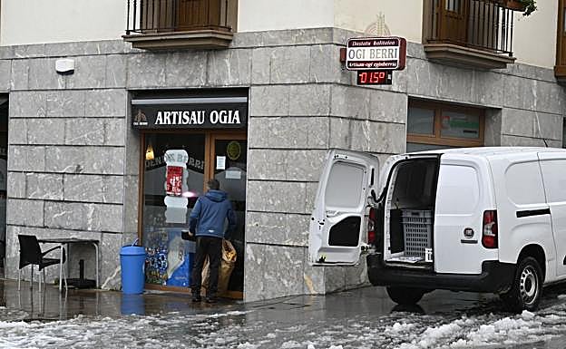 Un panadero hace su entrega ayer en un establecimiento de Berastegi.